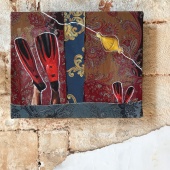 "Boa gialla" (2021), olio e acrilico su collage di scampoli di tessuto, 50x40 cm