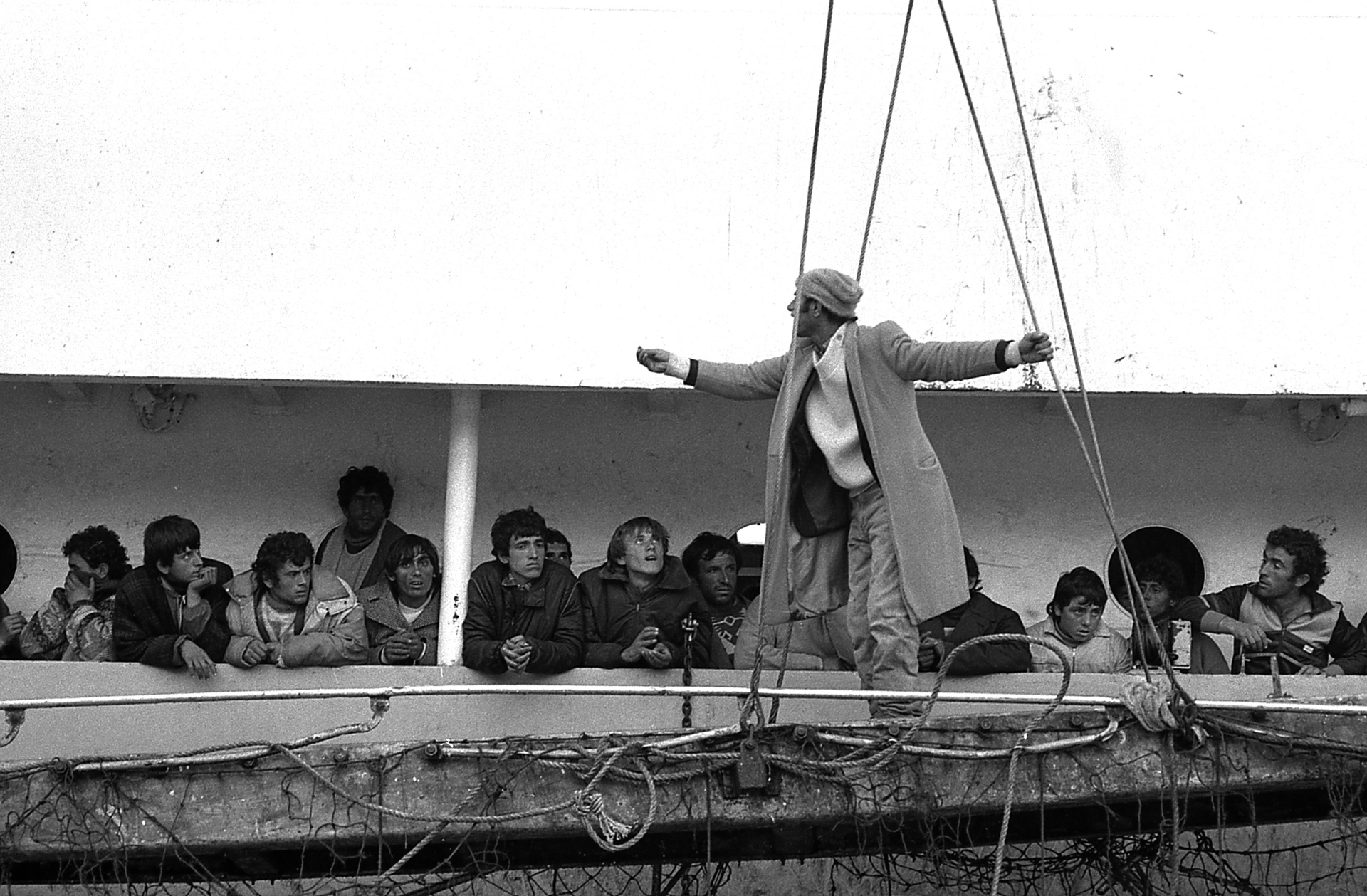 Primi sbarchi di profughi albanesi in Italia - marzo 1991, ITA Brindisi. Marzo 1991. A bordo di navi mercantili arrivarono migliaia di migranti. Dopo il crollo del Muro di Berlino la crisi aveva colpito anche gli albanesi. un esodo biblico. Fuggivano dal